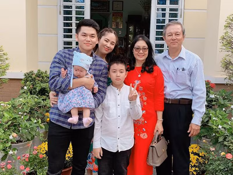 Người hâm mộ vui mừng cho Lê Phương có được hạnh phúc bình yên sau sóng gió đến từ cuộc hôn nhân đầu tiên.