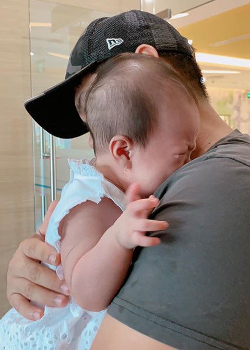 Trung Kiên tỏ ra khéo chăm sóc con.