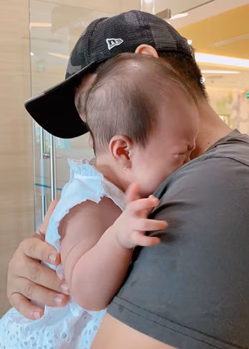 Trung Kiên tỏ ra khéo chăm sóc con.