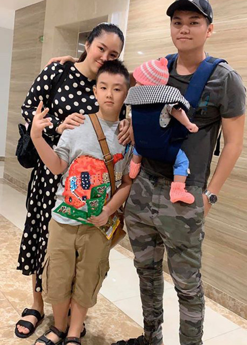 Vợ chồng Lê Phương thường xuyên về quê thăm con trai hoặc đón bé lên Sài Gòn chơi.