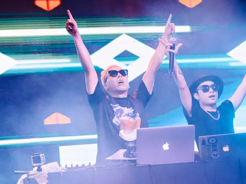 Quyết định trở thành một nhà sản xuất hàng đầu thay vì nghệ sĩ dương cầm của Hoàng Touliver không nhận được sự ủng hộ của bố mẹ.