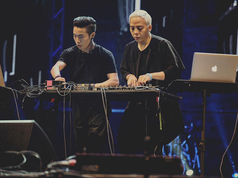 Năm 2007, bạn trai của Tóc Tiên bắt đầu bước chân vào con đường hoà âm phối khí và dần trở thành DJ và nhà sản xuất âm nhạc trẻ hàng đầu.