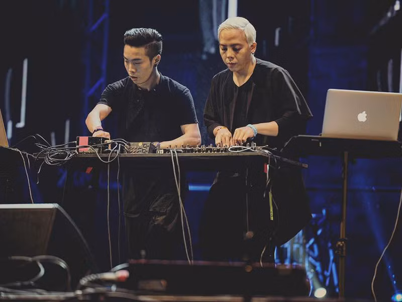 Năm 2007, bạn trai của Tóc Tiên bắt đầu bước chân vào con đường hoà âm phối khí và dần trở thành DJ và nhà sản xuất âm nhạc trẻ hàng đầu.