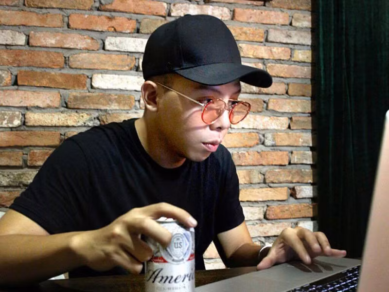 Không điển trai như soái ca nhưng Hoàng Touliver lại được lòng fan của Tóc Tiên bởi tài năng.