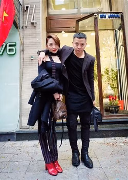 Tính đến nay, chuyện tình Tóc Tiên - Hoàng Touliver kéo dài được 5 năm. Trong đó, 4 năm đầu hẹn hò, cả hai không thừa nhận chuyện tình cảm.