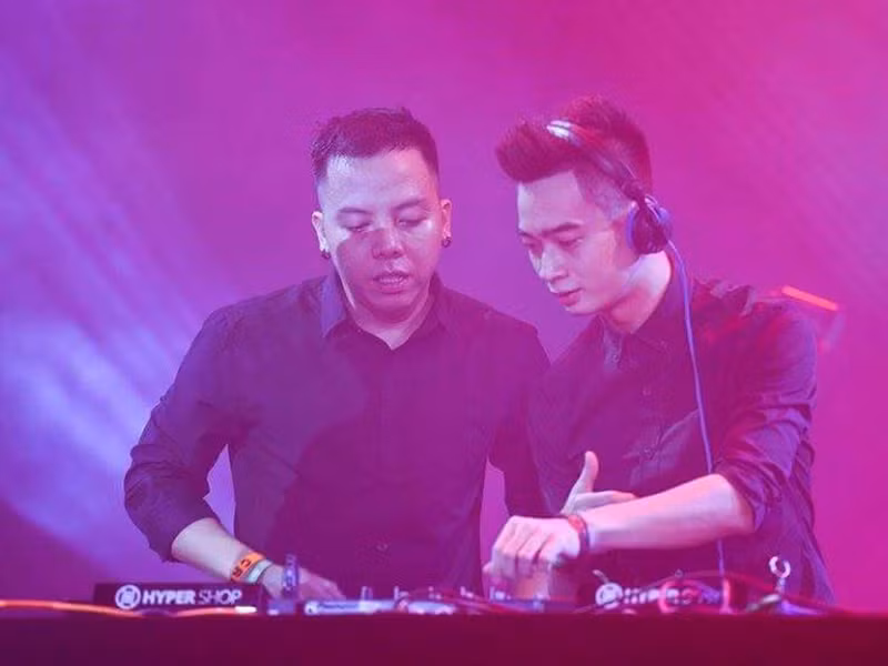 Các bản beat nổi tiếng của Hoàng Touliver gồm "Tell me why", "Hoa sữa", "Ngày mai", "Destiny", "Mr. Right".