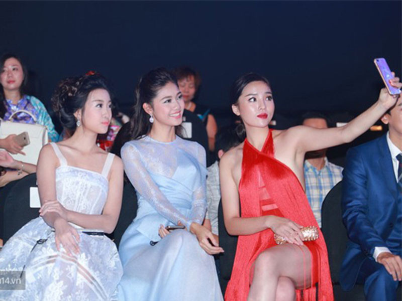Nàng hoa hậu gốc Nam Định mải mê chụp ảnh selfie nên có lẽ quên mất chiếc váy quá ngắn vô tình “phản chủ”. Ảnh: Tri thức trẻ