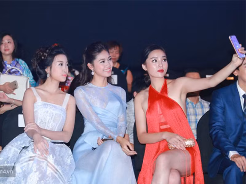 Nàng hoa hậu gốc Nam Định mải mê chụp ảnh selfie nên có lẽ quên mất chiếc váy quá ngắn vô tình “phản chủ”. Ảnh: Tri thức trẻ