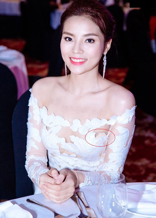 Trong đêm chung kết Hoa hậu Hoàn vũ Việt Nam 2015, Kỳ Duyên lộ áo ngực màu nude bên trong chiếc váy trắng ren xuyên thấu. Ảnh: Vietnamnet