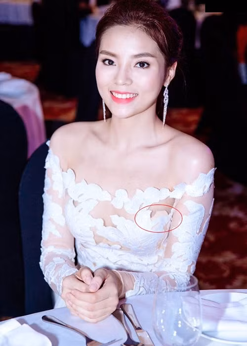 Trong đêm chung kết Hoa hậu Hoàn vũ Việt Nam 2015, Kỳ Duyên lộ áo ngực màu nude bên trong chiếc váy trắng ren xuyên thấu. Ảnh: Vietnamnet