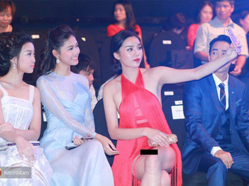 Năm 2016, tại một sự kiện, do kéo váy cao quá mức Kỳ Duyên bị hớ hênh trước ống kính máy ảnh. Ảnh: Tri thức trẻ