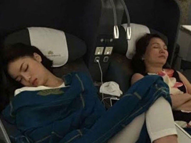 Năm 2015, hình ảnh Hoa hậu Kỳ Duyên ngồi gác chân ngủ trên máy bay bị rò rỉ khiến cô trở thành tâm điểm của dư luận. Nhiều cư dân mạng cho rằng, dáng ngủ của Kỳ Duyên kém duyên, khó đỡ.