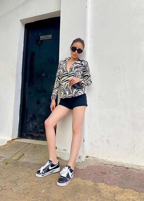 Nhiều người cho rằng Kỳ Duyên mặc hớ hênh, không phù hợp với hình ảnh một nàng hoa hậu. Trước những lời khen chê, Kỳ Duyên chọn cách giữ im lặng. Thực tế, có không ít lần Kỳ Duyên vướng sự cố trang phục.