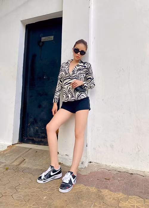 Nhiều người cho rằng Kỳ Duyên mặc hớ hênh, không phù hợp với hình ảnh một nàng hoa hậu. Trước những lời khen chê, Kỳ Duyên chọn cách giữ im lặng. Thực tế, có không ít lần Kỳ Duyên vướng sự cố trang phục.