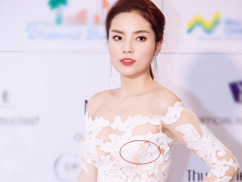 Sự bất cẩn về trang phục khiến Kỳ Duyên bị mất điểm trong mắt khán giả. Ảnh: Em Đẹp