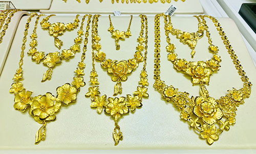 Gia vang hom nay 5/2, Trung Quoc manh tay, vang tiep tuc lao doc