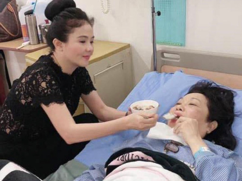 Ngân Quỳnh - em gái nghệ sĩ Thanh Hằng chia sẻ với Zing, chị gái của cô bị bệnh thoái hóa khớp xương chậu nhiều năm qua. Bác sĩ khuyên Thanh Hằng thực hiện ca mổ từ lâu nhưng 2 năm qua, nữ nghệ sĩ bận rộn với phim ảnh, game show. Ảnh: Người lao động