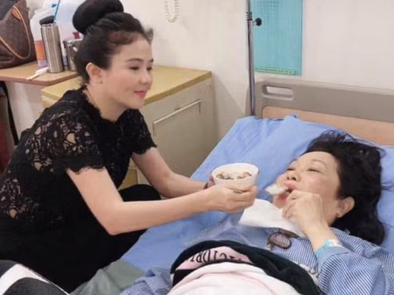 Ngân Quỳnh - em gái nghệ sĩ Thanh Hằng chia sẻ với Zing, chị gái của cô bị bệnh thoái hóa khớp xương chậu nhiều năm qua. Bác sĩ khuyên Thanh Hằng thực hiện ca mổ từ lâu nhưng 2 năm qua, nữ nghệ sĩ bận rộn với phim ảnh, game show. Ảnh: Người lao động