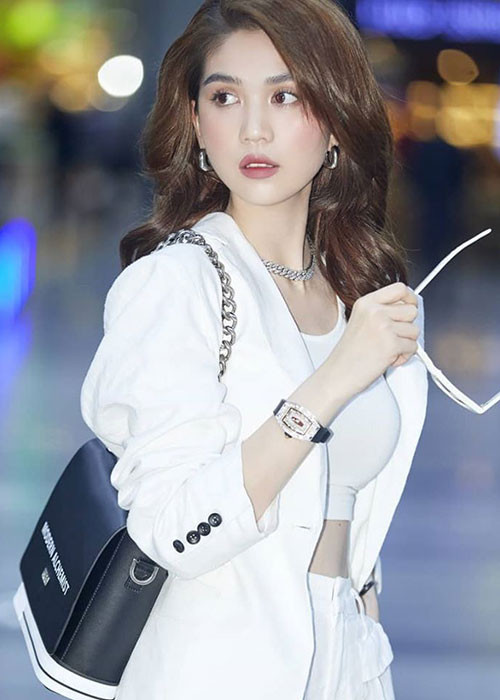 Chân dài gốc Trà Vinh luôn tự tin với vẻ đẹp tự nhiên của mình nên chuyện cô phủ nhận dao kéo là điều dễ hiểu.