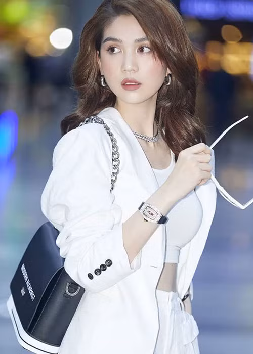 Chân dài gốc Trà Vinh luôn tự tin với vẻ đẹp tự nhiên của mình nên chuyện cô phủ nhận dao kéo là điều dễ hiểu.