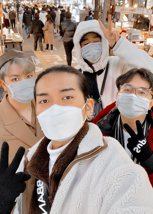 Tại Hàn Quốc, BB Trần cùng bạn bè luôn đeo khẩu trang, rửa tay sát khuẩn.