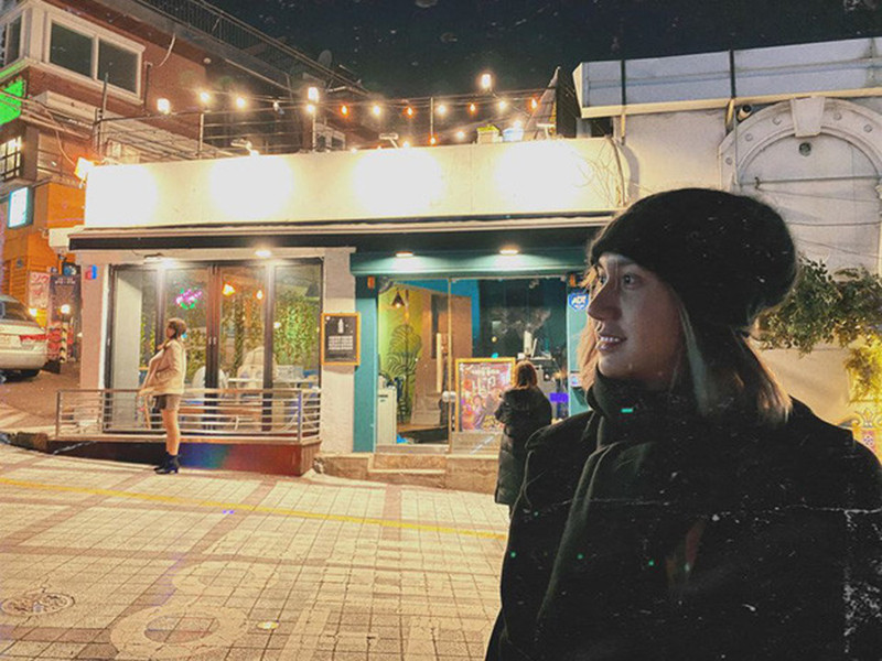 Nam ca sĩ hài hước kể đã tới quán nhậu DanBam trong bộ phim "Itaewon Class" nhưng không thấy ông chủ Park Seo Joon.