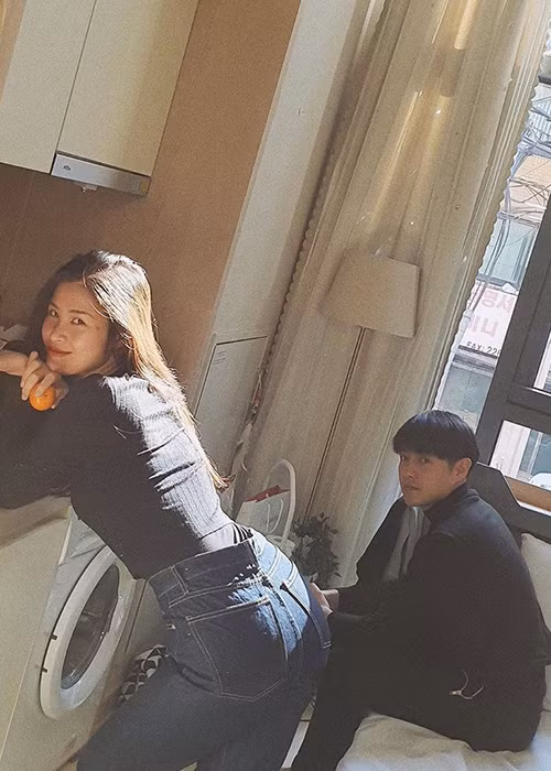 Đông Nhi chia sẻ về chuyến du lịch: "Thật không ngờ Valentine năm thứ 11 của vợ chồng tui năm nay lại phải đón chung với vị "dịch khách" tên Cô... Dù hơi lo lắng một chút nhưng mong là xứ sở kim chi sẽ mang đến một năm Valentine an toàn và lãng mạn để ngày 14/2 đầu tiên sau hôn nhân của vợ chồng mình thật ấn tượng, dù luôn phải bịt khẩu trang".