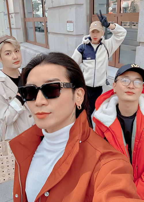 Chỉ khi chụp ảnh, nhóm của nam diễn viên mới bỏ khẩu trang.