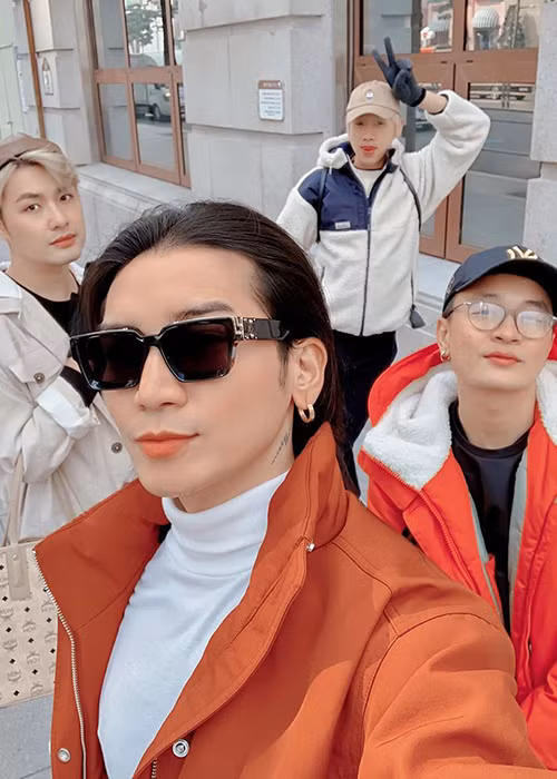 Chỉ khi chụp ảnh, nhóm của nam diễn viên mới bỏ khẩu trang.