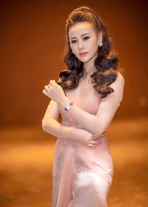 “Có thể tôi vẫn chưa biết cách yêu hoặc yêu sai cách nên đến giờ vẫn chưa có bến đỗ bình yên”, nữ diễn viên xinh đẹp tâm sự.