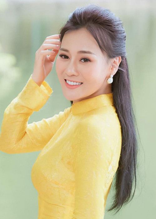 Được biết, gu bạn trai của Phương Oanh là những người đàn ông lớn tuổi, từng trải. Bởi lẽ theo Phương Oanh, cô là người nhạy cảm, hay lo nghĩ nên chỉ có đối tượng như vậy mới phù hợp.