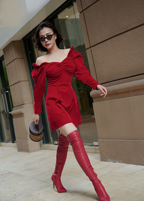 Phương Oanh ăn mặc sành điệu, trái với vẻ ngoài khá quê mùa trong phim.