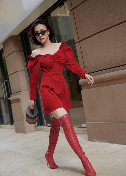 Phương Oanh ăn mặc sành điệu, trái với vẻ ngoài khá quê mùa trong phim.