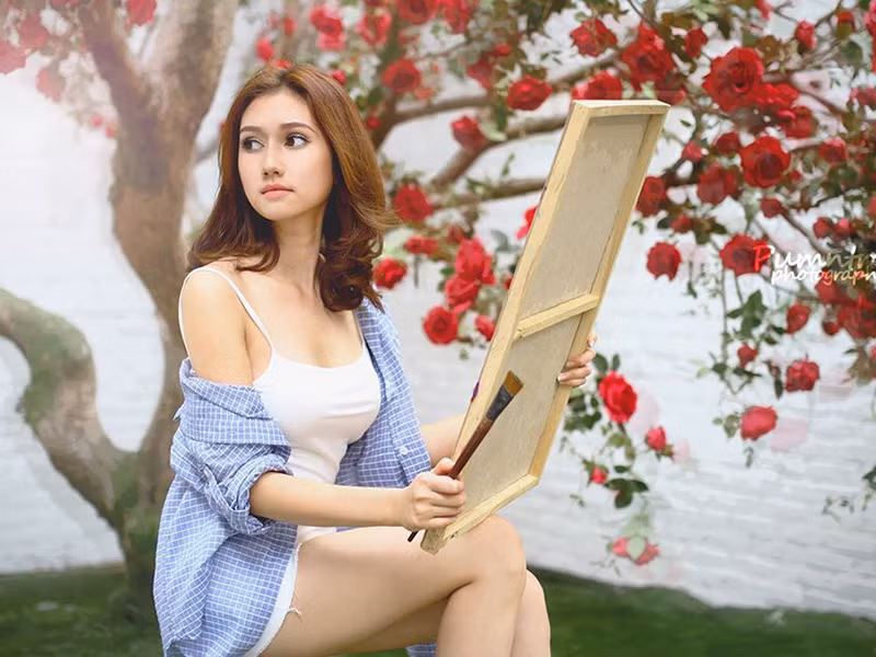 Mận của "Cô gái nhà người ta" từng tham gia cuộc thi Người mẫu Quý bà Việt Nam 2018. Thời điểm đó, cô có số đo ba vòng 83-62-91.