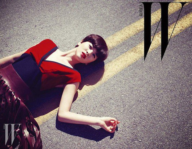 Gắn liền với mái tóc dài xoăn nữ tính, ít ai biết rằng vào thời điểm năm 2009, "nữ thần màn ảnh" xứ sở Kim Chi từng khiến công chúng ngỡ ngàng với màn "lột xác" khỏi hình ảnh bánh bèo. Theo đó, tóc bob cắt ngắn kết hợp cùng lối trang điểm lạ lẫm đã mang đến cho mỹ nữ họ Song vẻ ngoài cực cá tính, được rất nhiều người ủng hộ.