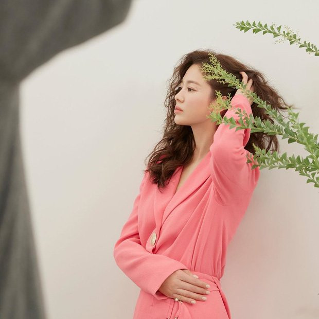 Dù là ở bất kì góc chụp nào, dung nhan tựa nữ thần dịu dàng và trong veo pha trộn thêm một chút cá tính, nổi loạn của Song Hye Kyo đều tỏa sáng như pha lê.