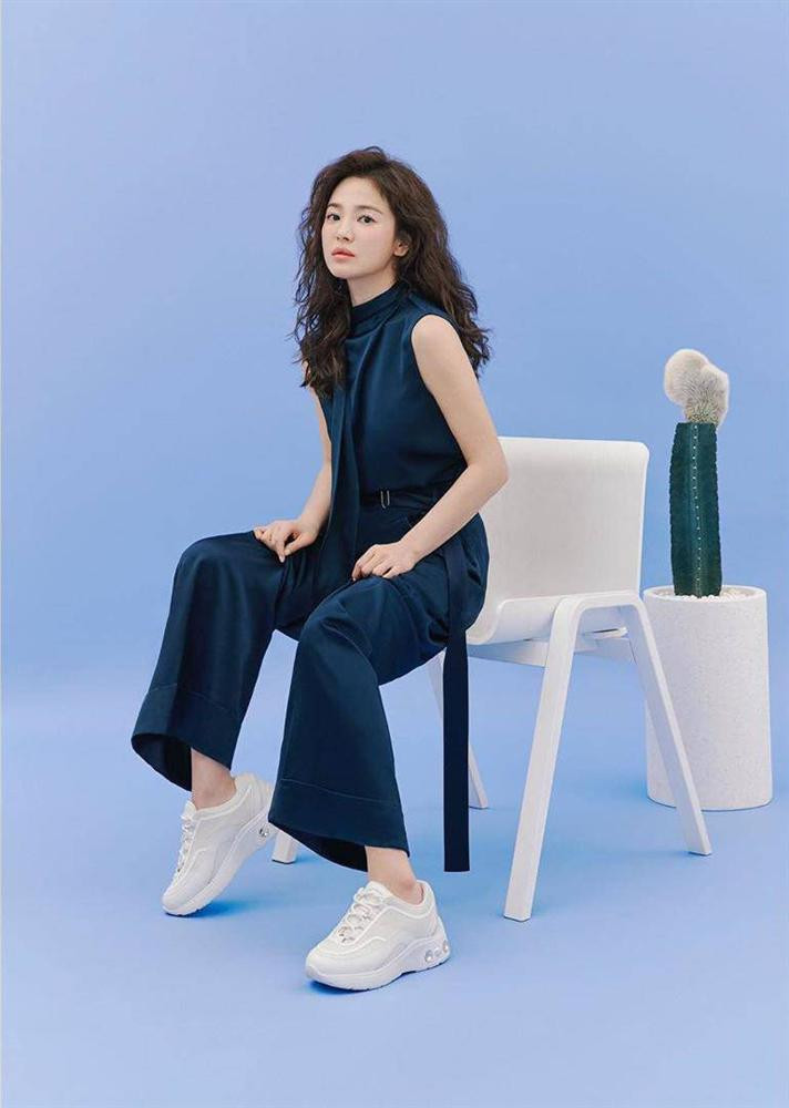 Mới đây, "tường thành nhan sắc" Kbiz tiếp tục gây sốt mạng xã hội bằng bộ ảnh không thể xuất sắc hơn. Vốn đã sở hữu vẻ đẹp khó ai bì, nay Song Hye Kyo lại thăng cấp gấp vạn lần nhờ vào màn thay đổi kiểu tóc xoăn xù mì cực lạ lẫm và cuốn hút. Ngay từ khi những hình ảnh này được đăng tải, người hâm mộ toàn cầu đã không tiếc lời dành tặng cả "cơn mưa lời khen" cho mỹ nhân họ Song.