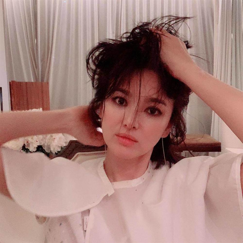 Thậm chí, ngay cả khi để đầu xù tóc rối thì vẻ đẹp kiêu sa, sắc sảo của nữ diễn viên "Hậu duệ mặt trời" vẫn khiến dân tình phải mê mẩn không thôi. Chính vì sự biến hóa đa dạng nhưng vẫn đẹp bất chấp này mà nhiều năm qua, dù có bao thế hệ đàn em xinh đẹp bước chân vào làng giải trí, nhan sắc của Song Hye Kyo vẫn chưa bao giờ bị "vượt mặt".