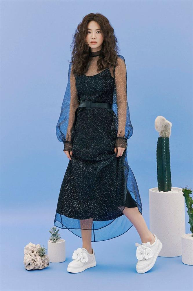 Với gương mặt thon gọn, thần thái ngọt ngào và nhan sắc rạng rỡ, nữ diễn viên "Hậu duệ mặt trời" đã chinh phục mái tóc xù mì hoàn hảo, vừa mang đến một hình ảnh mới mẻ trong mắt công chúng, vừa thăng hạng nhan sắc vùn vụt.