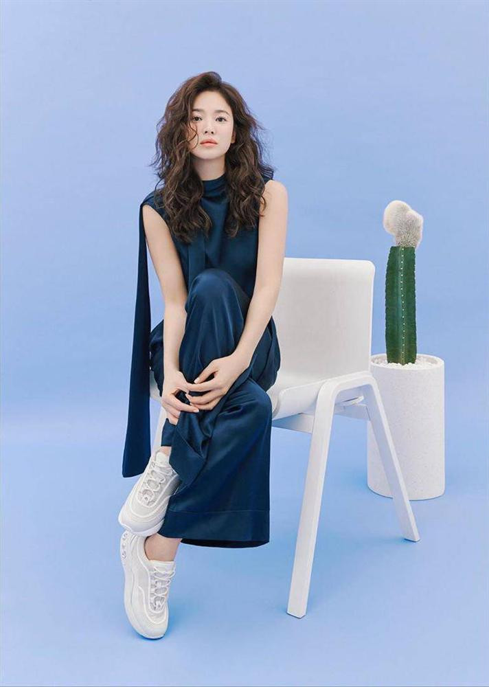 Từng ghi điểm với nhiều kiểu tóc dài ngắn khác nhau, nhưng có lẽ đây là lần đầu tiên công chúng được chiêm ngưỡng hình ảnh một Song Hye Kyo vừa nổi loạn lại vừa quyến rũ, gợi cảm ngút ngàn trong kiểu tóc xoăn xì mì.