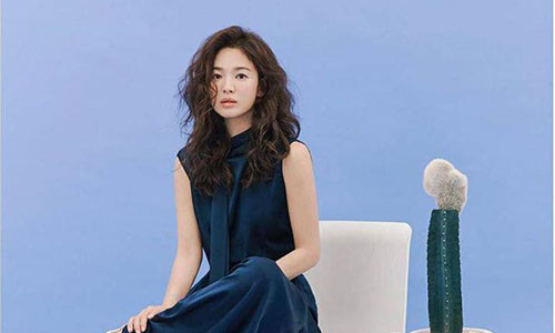 Gần chạm ngưỡng 40, Song Hye Kyo sau hàng loạt "cơn bão" scandal vẫn là một trong những tên tuổi có sức hút bậc nhất làng giải trí xứ Hàn. Bởi dù biệt tăm khỏi màn ảnh nhỏ, nhan sắc đỉnh cao của nữ diễn viên thông qua những hình ảnh lung linh trên tạp chí, sự kiện hay thậm chí là những khoảnh khắc được chụp vội bởi người đi đường cũng làm dân tình xốn xang.