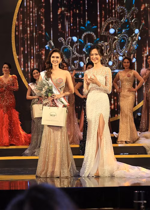 Ở cuộc thi Người mẫu Quý bà Việt Nam 2018, Hương Giang giành giải phụ Thí sinh diễn trang phục dạ hội đẹp nhất.