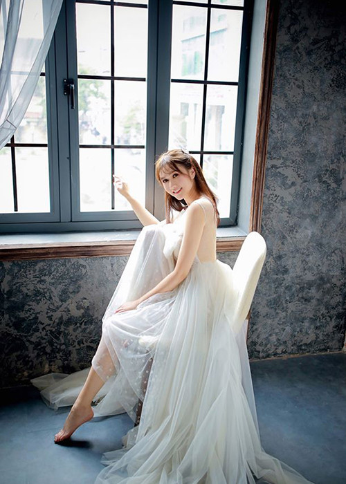 Khi còn đang là sinh viên năm thứ 3 ngành Anh văn, Hương Giang bén duyên làm MC trong một lần làm khách mời của một kênh truyền hình. Vì không được đào tạo chính quy về truyền hình nên cô đã quyết định đi học thêm các kỹ năng sau một năm dẫn chương trình.