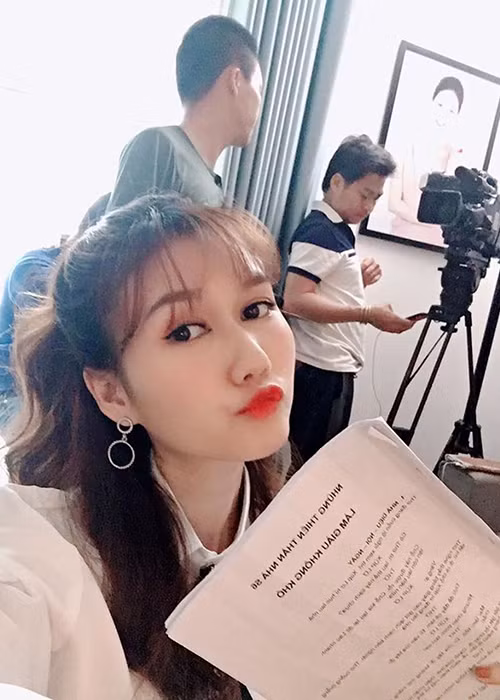 Thời điểm mới giành danh hiệu Hoa khôi Sinh viên Hà Nội 2009, Hương Giang đóng phim “Trái tim kiêu hãnh” của đạo diễn Quốc Tuấn.