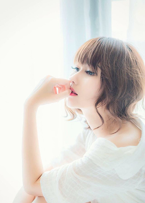 Năm 2009, Hương Giang đoạt giải Hoa khôi sinh viên Hà Nội.