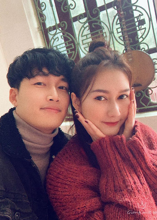 Hương Giang từng trải qua 1 lần đổ vỡ và có 1 cô con gái. Hiện tại, cô hẹn hò diễn viên Đình Tú.