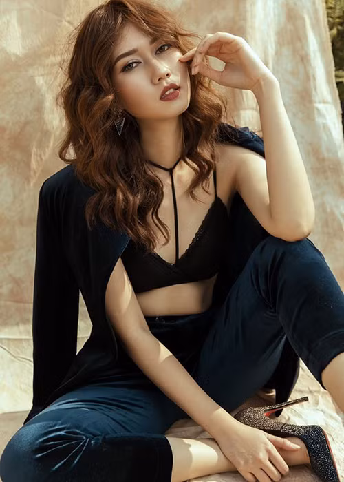 Diễn viên Hương Giang sinh năm 1989, sở hữu gương mặt xinh đẹp, vóc dáng gợi cảm.