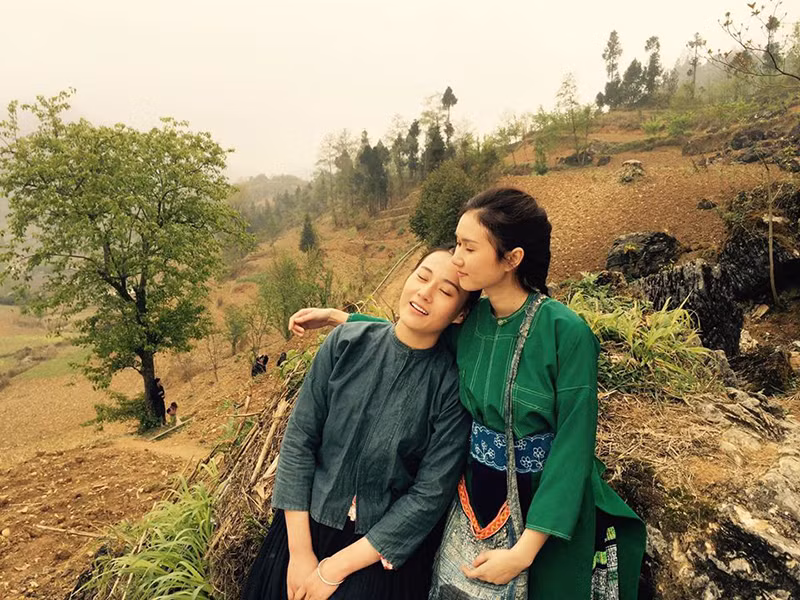 Hương Giang còn đóng loạt phim “Phía cuối con đường”, “Điều bí mật”, “Dưới bầu trời xa cách”, "Lặng yên dưới vực sâu", "Sống chung với mẹ chồng".