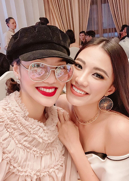 Hình ảnh bà mẹ bỉm sữa một con tự tin đọ sắc cùng Hoa hậu Hoàn vũ Việt Nam 2019 Khánh Vân.