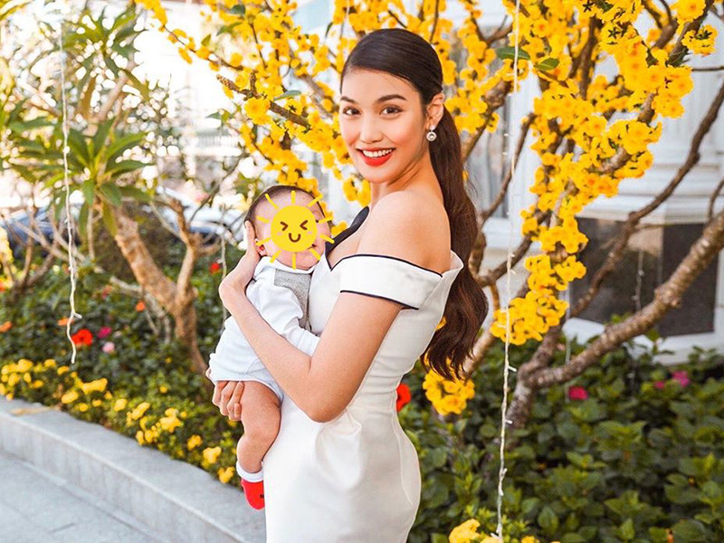 Gần đây, Lan Khuê liên tục diện trang phục giúp cô khoe vai trần gợi cảm hay vòng một hờ hững.